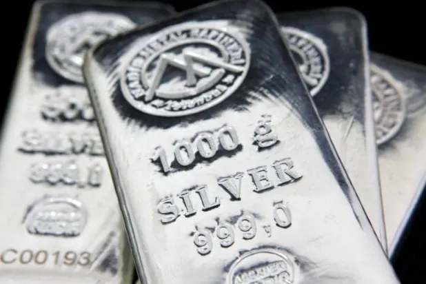 سبائك فضية في مصفاة بإسطنبول في تركيا (رويترز)