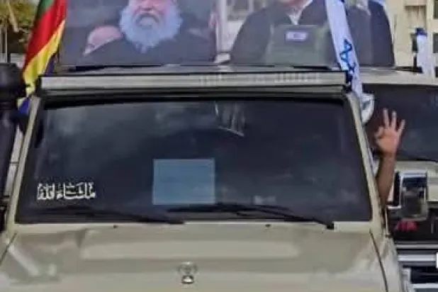 استعراض عسكري مؤخراً في شوارع محافظة السويداء رُفع خلاله العلم الإسرائيلي وصورة نتنياهو (مواقع)