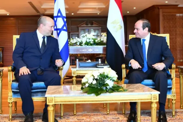 مباحثات بين الرئيس المصري عبد الفتاح السيسي ورئيس الوزراء الإسرائيلي السابق نفتالي بينيت في 2021 تم الإعلان بعدها عن تعديل الاتفاق الأمني بين البلدين (أ.ف.ب)