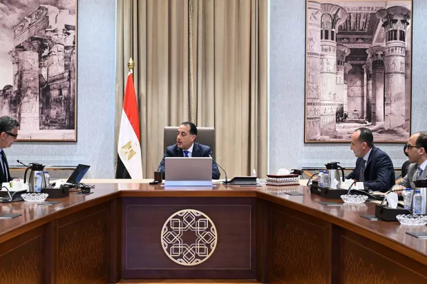 رئيس الوزراء المصري مصطفى مدبولي يناقش مع وزير التموين شريف فاروق تطوير منظومة الدعم مساء الاثنين (مجلس الوزراء المصري)