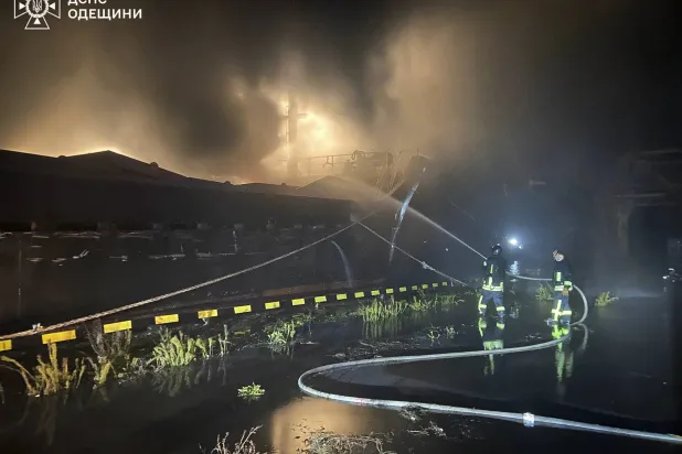 رجال إطفاء يعملون على إخماد حريق جراء قصف روسي على مرفأ في منطقة أوديسا الأوكرانية الثلاثاء (إ.ب.أ)