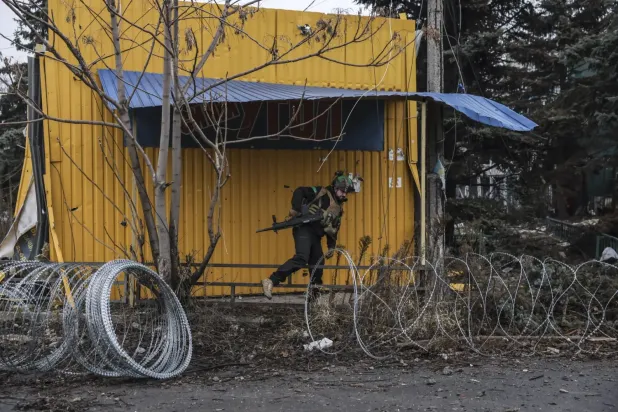 Ukrayna Silahlı Kuvvetleri'nin 24. Mekanize Tugayı'nın 22 Aralık 2025'te çektiği, Ukrayna'nın Donetsk bölgesindeki Kostyantynivka şehrine verilen yıkımı gösteren bir fotoğraf (EPA)