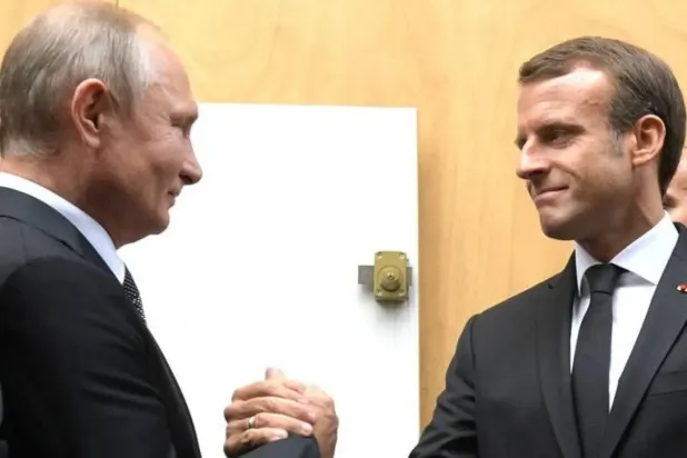 Rusya Devlet Başkanı Vladimir Putin ve Fransa Cumhurbaşkanı Emmanuel Macron arasında gerçekleşen daha önceki bir görüşmeden (EPA)