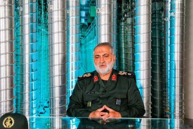 المتحدث باسم القوات المسلحة الإيرانية أبو الفضل شكارجي خلال حوار ويبدو خلفه ملصق لأجهزة الطرد المركزي (دفاع برس)