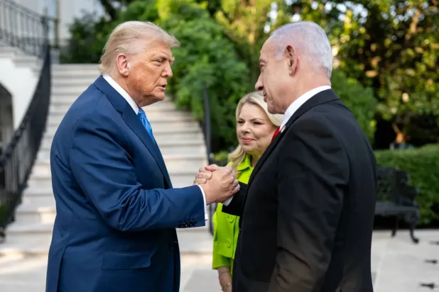ABD Başkanı Donald Trump, İsrail Başbakanı Binyamin Netanyahu ve eşi Sara, 7 Temmuz 2025'te Beyaz Saray'ın güney girişinde sohbet ederken (DPA)
