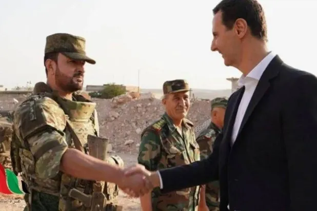 متداولة للرئيس السوري المخلوع بشار الأسد مصافحاً اللواء السابق سهيل الحسن