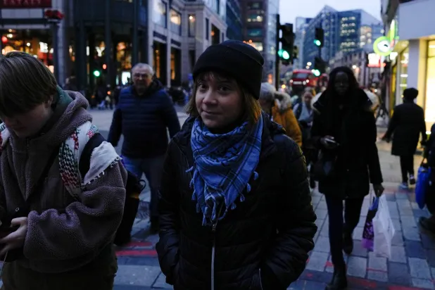 الناشطة السويدية غريتا تونبرغ بعد خروجها من مركز للشرطة في لندن (رويترز)