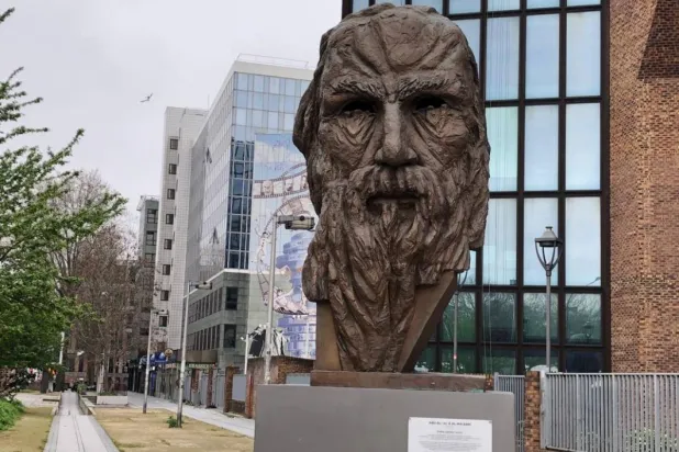 تمثال أبي العلاء المعري وهو من إنجاز  النحات السوري عاصم الباشا