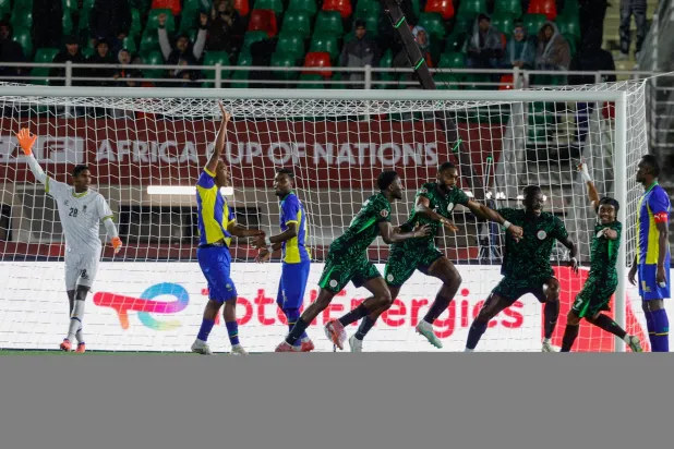 فرحة لاعبي نيجيريا بالفوز على تنزانيا (أ.ف.ب)