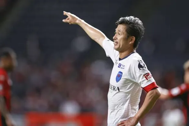 الأسطورة الياباني كازويوشي ميورا (رويترز)