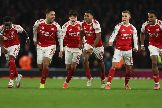 احتفالية لاعبي آرسنال بعد إقصاء كريستال بالاس بركلات الترجيح (أ.ف.ب)