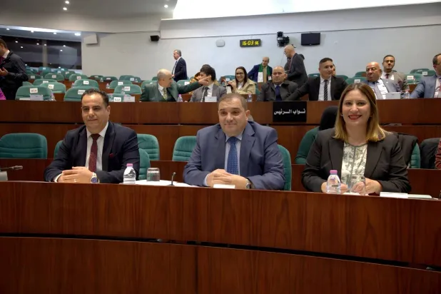 وزير العدل (وسط) مع البرلماني صاحب مقترح تعديل قانون الجنسية (البرلمان)