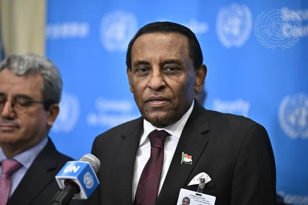 رئيس الحكومة الانتقالية في السودان كامل إدريس متحدثاً مع الصحافيين في مبنى الأمم المتحدة بنيويورك (صور الأمم المتحدة)