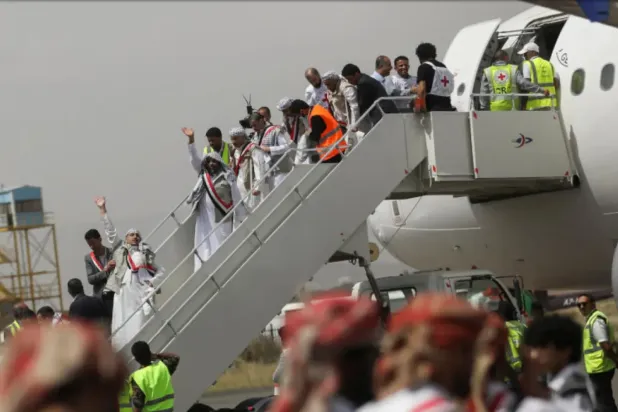 Önceki bir takas operasyonunda Sanaa havaalanına varışlarında el sallayan mahkumlar (Arşiv - Reuters)