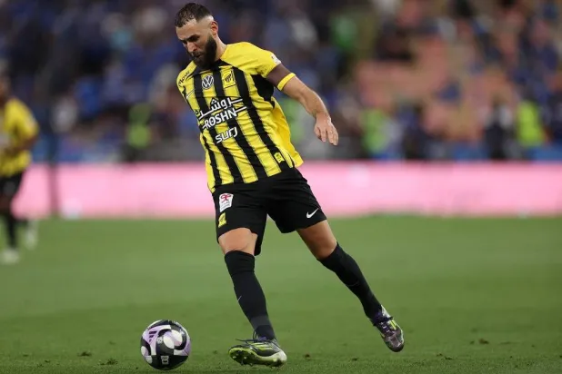 Al-Ittihad's Karim Benzema runs with the ball during the Saudi Pro League football match between Al-Ittihad and Al-Hilal at King Abdullah Sports City, Jeddah, Spain, Feb. 22, 2025. (AFP)