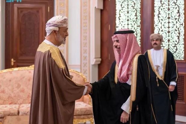 Oman’s Sultan Haitham bin Tarik and Saudi Minister of Foreign Affairs Prince Faisal bin Farhan bin Abdullah meet in Muscat on Tuesday. (SPA)
