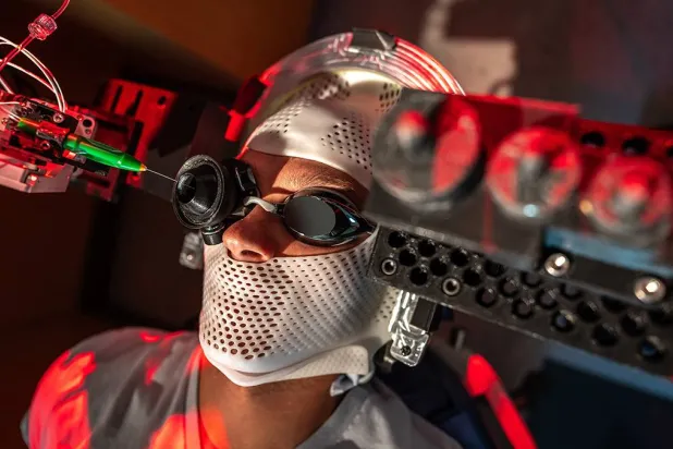 الروبوت الجراحي الجديد يعتمد على نظام مبتكر يُثبّت على رأس المريض (جامعة يوتا)