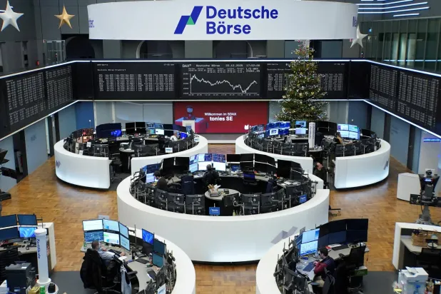 مخطط مؤشر الأسهم الألماني «داكس» ببورصة فرنكفورت (رويترز)