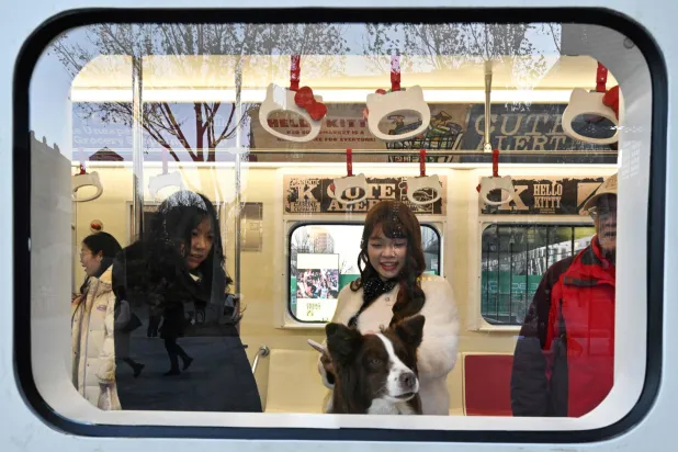 زوار في متجر للعب الأطفال على شكل قطار وسط العاصمة اليابانية طوكيو (أ.ف.ب)