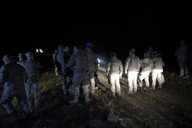 فرق من قوات الدرك التركية تشارك بأعمال البحث في موقع تحطم طائرة رئيس الأركان الليبي محمد علي الحداد خارج العاصمة أنقرة (إ.ب.أ)