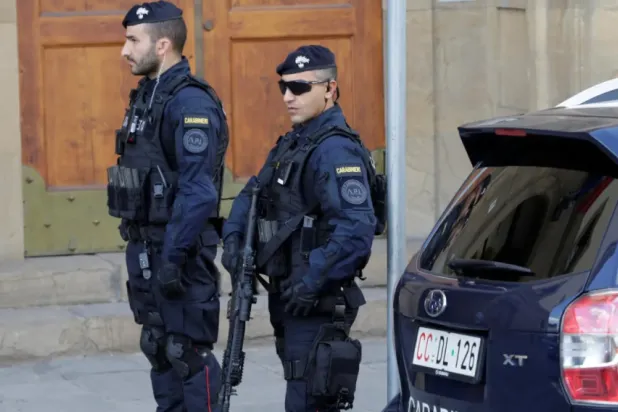 عناصر من الشرطة الإيطالية (رويترز)