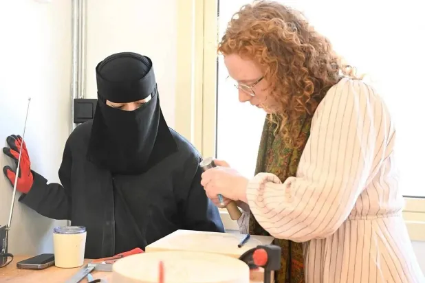 في قلب العلا تمثل «مدرسة الديرة» نافذة جديدة على الفنون (واس)