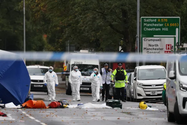 أعضاء من فريق الطب الشرعي والشرطة في موقع الهجوم على الكنيس اليهودي في مانشستر يوم 3 أكتوبر 2025 (رويترز)