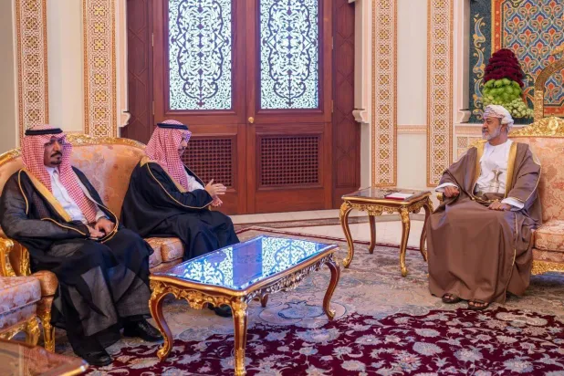 سلطان عمان مستقبلاً وزير الخارجية السعودي (الخارجية السعودية)