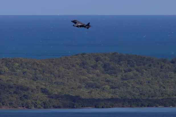 طائرة تابعة لسلاح مشاة البحرية الأميركية تحلق بعد إقلاعها من قاعدة روزفلت رودز البحرية السابقة في بورتوريكو (رويترز)