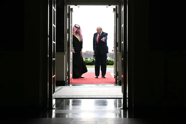 الرئيس الأميركي دونالد ترمب مرحبا بالأمير محمد بن سلمان في البيت الأبيض (أ.ف.ب)