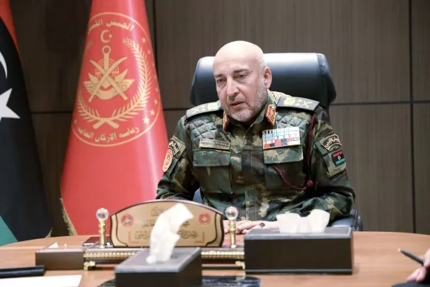 محمد الحداد في مكتبه برئاسة أركان قوات الوحدة (أرشيفية - رئاسة الأركان)