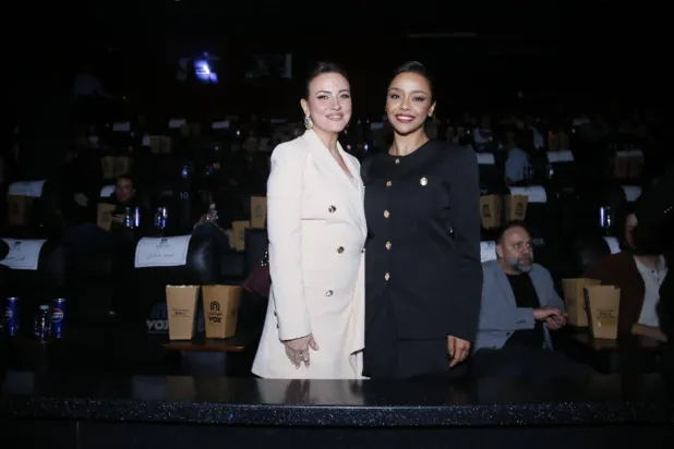 ريهام عبد الغفور وأسماء أبو اليزيد في العرض الخاص (الشركة المنتجة)