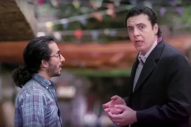 طارق الأمير مع أحمد حلمي في لقطة من فيلم «عسل إسود» (يوتيوب)