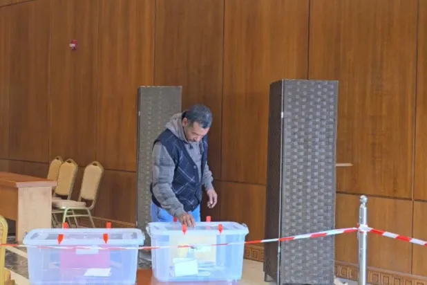 أحد الناخبين بالسفارة المصرية في الأردن مع فتح باب التصويت لانتخابات إعادة المرحلة الأولى بـ19 دائرة بـ«النواب» (تنسيقية شباب الأحزاب والسياسيين)