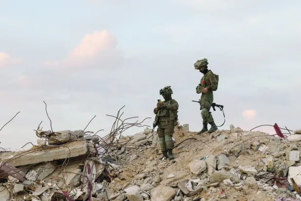 جنديان إسرائيليان في رفح جنوب قطاع غزة (رويترز)