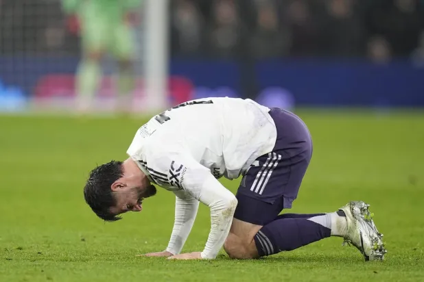 النجم البرتغالي أصيب خلال مواجهة أستون فيلا (إ.ب.أ)