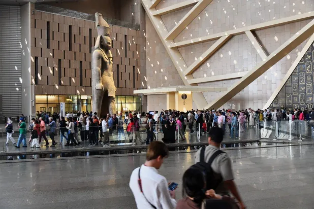 تمثال رمسيس الثاني في بهو المتحف المصري الكبير حيث يمكنك قضاء تنرانزيت في القاهرة بصحبة الأثار المصرية القديمية (وزارة السياحة والآثار المصرية)