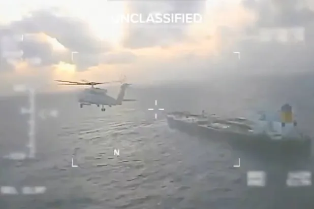 خفر السواحل الأميركي ينتظر وصول قوات إضافية قبل أن يحاول اعتلاء ناقلة نفط مرتبطة بفنزويلا (أ.ف.ب)