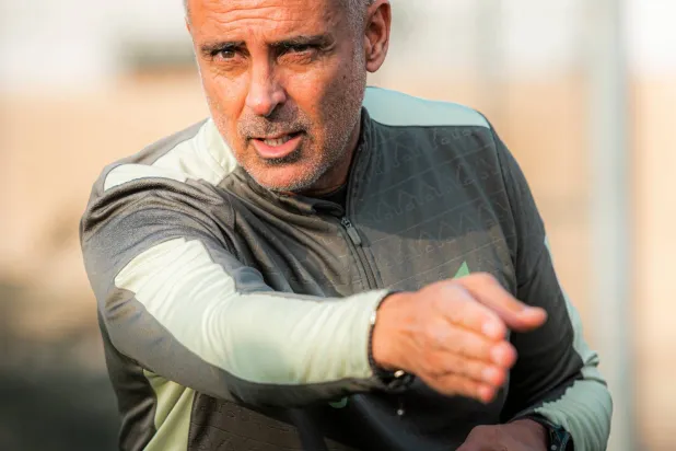 غوميز يوجه لاعبيه خلال التدريبات الأخيرة (نادي الفتح)