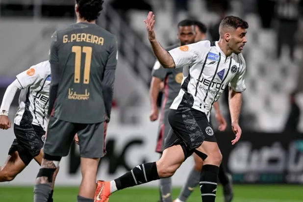 حمد الله خلال مشاركته في مباراة الريان ضمن دوري أبطال الخليج (نادي الشباب)