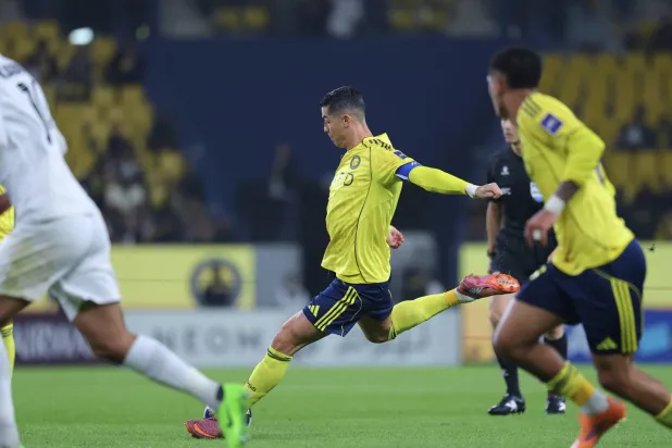 رونالدو يسدد الكرة خلال مباراة الزوراء (تصوير: عبد العزيز النومان)