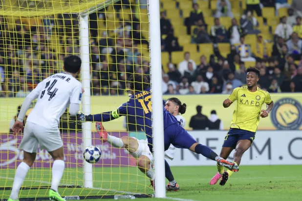 جلال حسن يحاول التصدي لكرة كومان لاعب النصر (تصوير: عبد العزيز النومان)