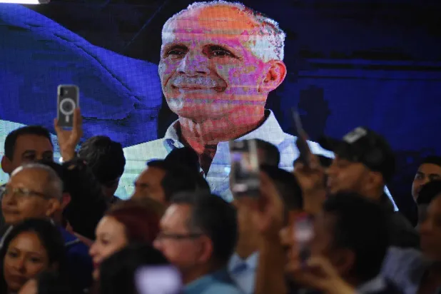 Ekranda Nasri Asfura destekçileriyle birlikte (AFP)