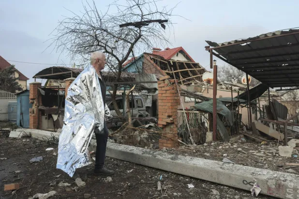 
مواطن أوكراني يتفقد نتائج ضربة روسية في زابوريجيا جنوب شرقي أوكرانيا يوم 19 ديسمبر 2025 (إ.ب.أ)