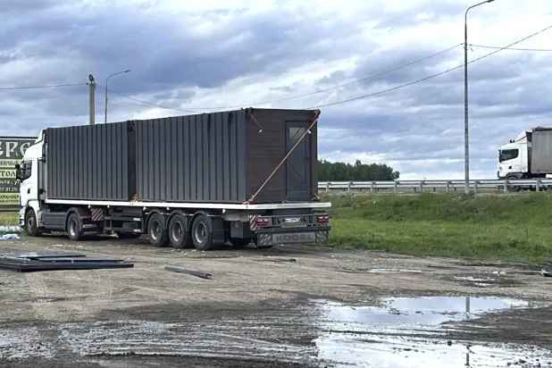 أرشيفية لشاحنة استعملت لإطلاق مسيرات أوكرانية هاجمت القواعد الجوية الروسية بمنطقة إيركوتسك (أ.ب)