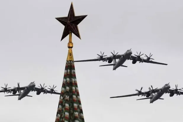 قاذفات القنابل الاستراتيجية الروسية من طراز «توبوليف تو - 95 إم إس» تحلق فوق الكرملين والساحة الحمراء في وسط موسكو في 9 مايو 2020 (أرشيفية - أ.ف.ب)