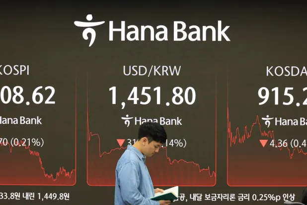 من داخل قاعة التداول ببنك هانا في سيول (إ.ب.أ)