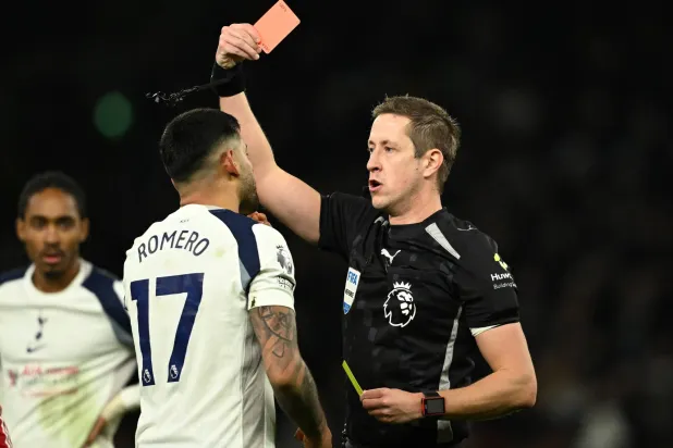 الاتحاد الإنجليزي يتهم روميرو بسوء التصرف بعد طرده أمام ليفربول 