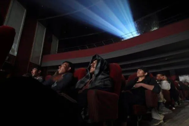 مشاهدة فيلم بوليوودي في سينما أريانا بكابل عام 2012 (رويترز)
