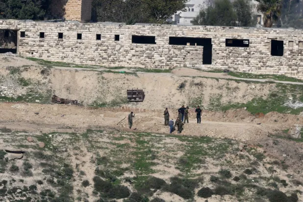 جنود إسرائيليون في مستوطنة سنور الإسرائيلية التي تم إخلاؤها بالقرب من مدينة جنين في الضفة الغربية (إ.ب.أ)